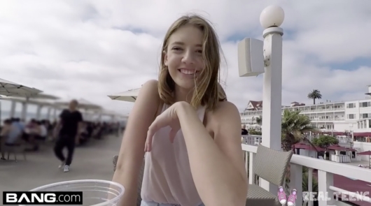 キュートで若い北欧美女が浜辺をはしゃぎながら走り回る　動画のサムネイル