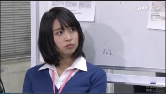 入社一年目女子社員に先輩が実践指導開始！　動画のサムネイル