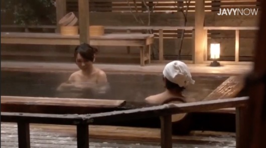 欲求不満の若奥さんを混浴露天風呂に放置したみたら・・・